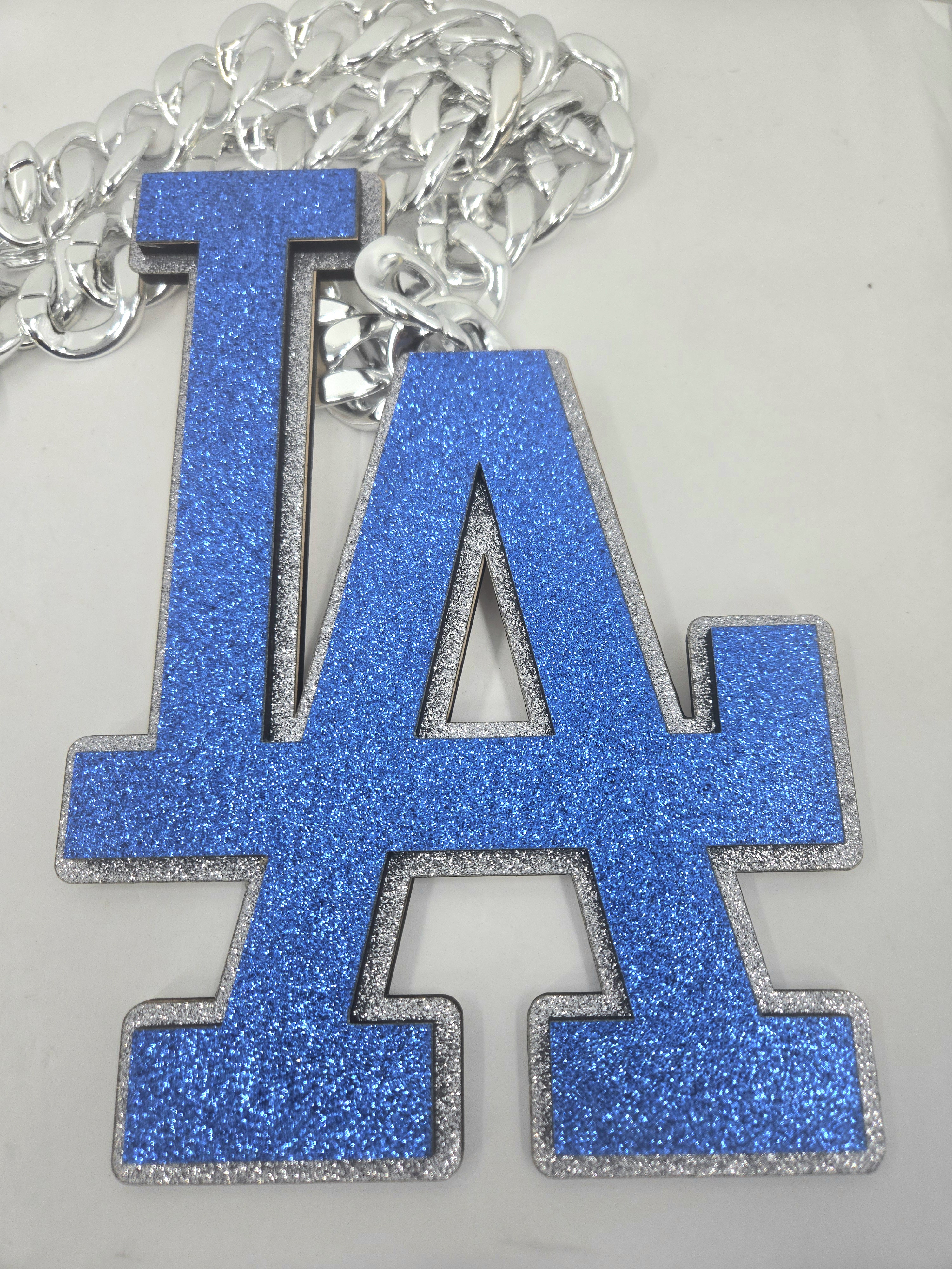 Oversized team chain in blue glitter acrylic